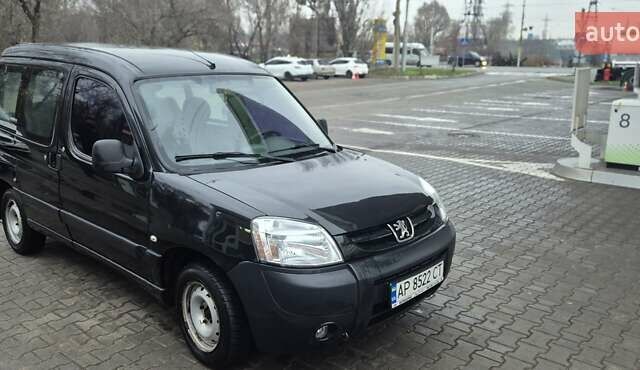 Черный Пежо Partner, объемом двигателя 1.56 л и пробегом 370 тыс. км за 3500 $, фото 1 на Automoto.ua