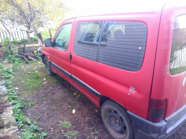 Красный Пежо Partner, объемом двигателя 1 л и пробегом 355 тыс. км за 2400 $, фото 1 на Automoto.ua