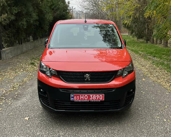 Красный Пежо Partner, объемом двигателя 1.5 л и пробегом 136 тыс. км за 15500 $, фото 1 на Automoto.ua