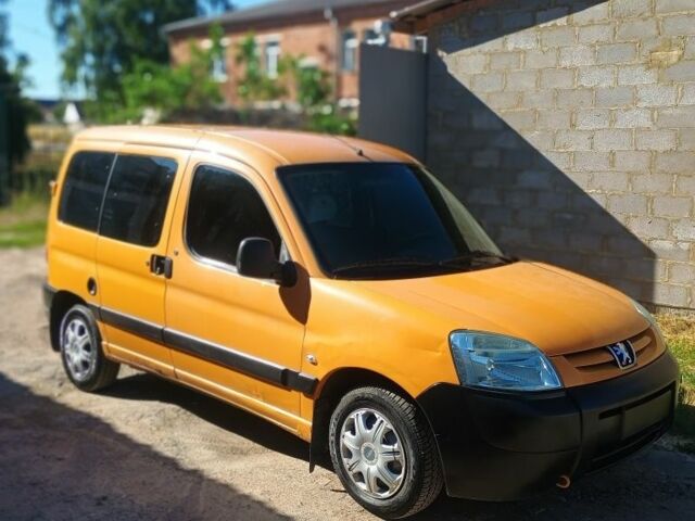 Желтый Пежо Partner, объемом двигателя 2 л и пробегом 202 тыс. км за 3800 $, фото 1 на Automoto.ua