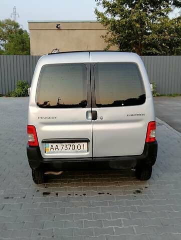 Серый Пежо Partner, объемом двигателя 1.4 л и пробегом 200 тыс. км за 3600 $, фото 1 на Automoto.ua