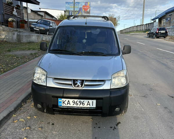 Серый Пежо Partner, объемом двигателя 1.56 л и пробегом 229 тыс. км за 4800 $, фото 1 на Automoto.ua
