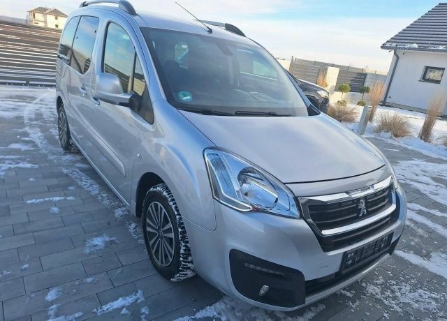 Серый Пежо Partner, объемом двигателя 1.6 л и пробегом 199 тыс. км за 5500 $, фото 1 на Automoto.ua