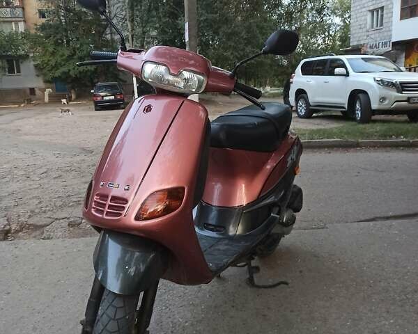 Красный Пиаджо Zip, объемом двигателя 0.5 л и пробегом 6 тыс. км за 500 $, фото 1 на Automoto.ua