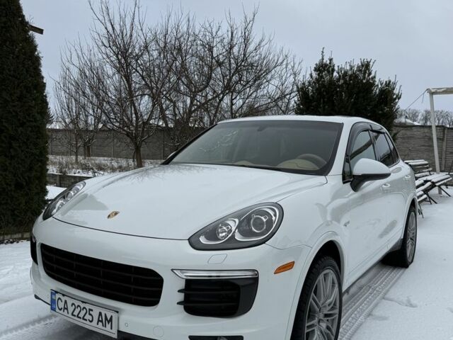 Белый Порше Кайене С Гибрид, объемом двигателя 3 л и пробегом 67 тыс. км за 42000 $, фото 1 на Automoto.ua