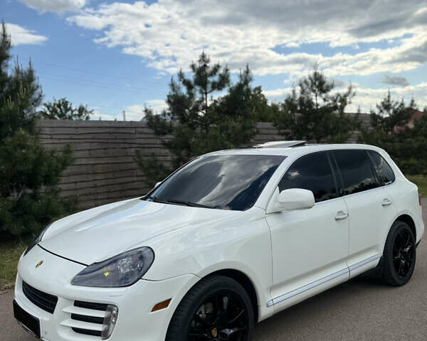 Білий Порше Cayenne, об'ємом двигуна 4.8 л та пробігом 354 тис. км за 10100 $, фото 1 на Automoto.ua