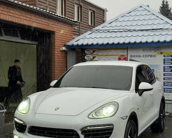 Белый Порше Каен, объемом двигателя 3 л и пробегом 204 тыс. км за 20000 $, фото 1 на Automoto.ua