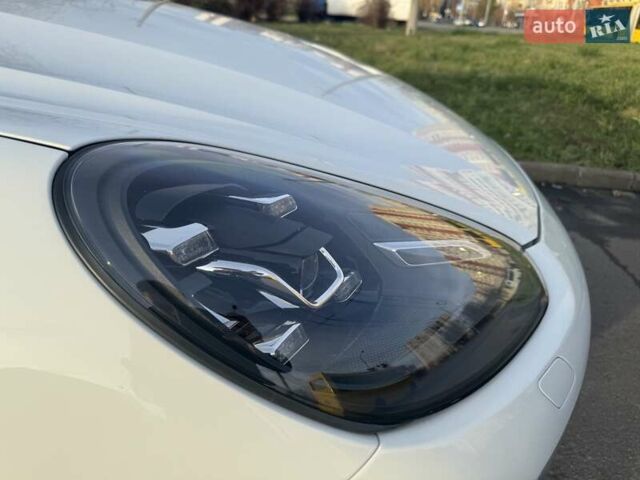 Белый Порше Каен, объемом двигателя 3.6 л и пробегом 133 тыс. км за 34999 $, фото 1 на Automoto.ua