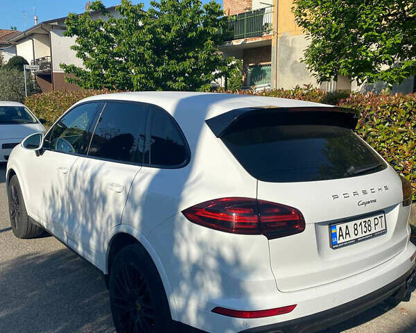 Белый Порше Каен, объемом двигателя 3.6 л и пробегом 230 тыс. км за 38000 $, фото 1 на Automoto.ua