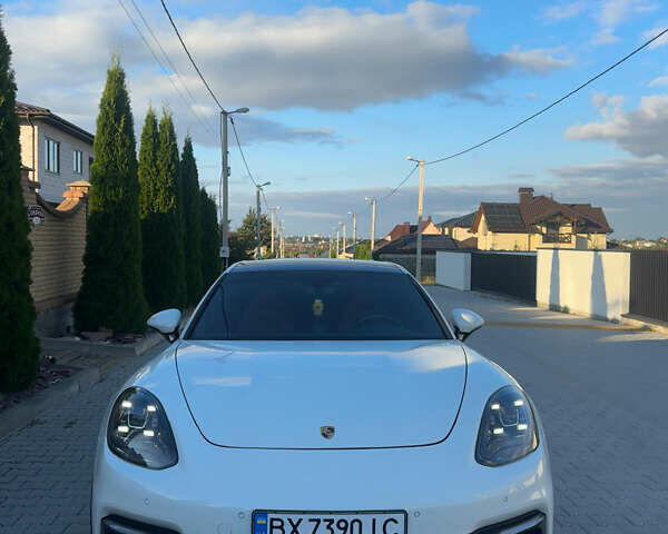 Білий Порше Panamera, об'ємом двигуна 3 л та пробігом 104 тис. км за 49500 $, фото 1 на Automoto.ua