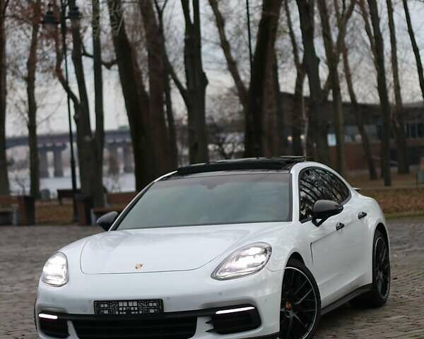 Белый Порше Панамера, объемом двигателя 3 л и пробегом 127 тыс. км за 47500 $, фото 1 на Automoto.ua