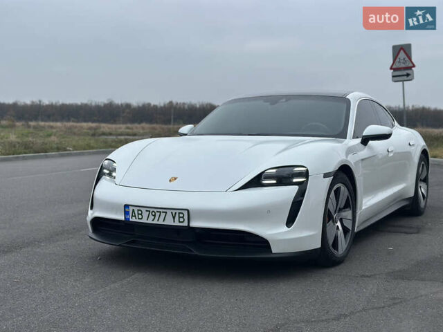 Белый Порше Тайкан, объемом двигателя 0 л и пробегом 52 тыс. км за 59900 $, фото 1 на Automoto.ua