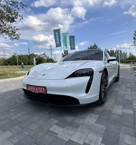 Белый Порше Тайкан, объемом двигателя 0 л и пробегом 17 тыс. км за 47900 $, фото 1 на Automoto.ua