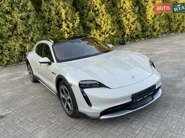 Серый Порше Taycan Cross Turismo, объемом двигателя 0 л и пробегом 31 тыс. км за 86490 $, фото 1 на Automoto.ua