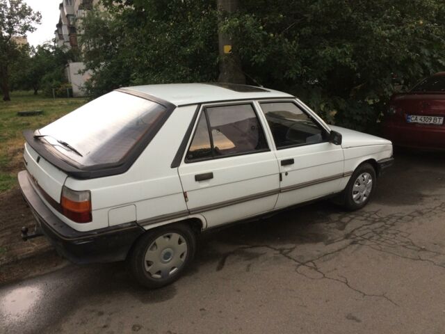 Белый Рено 11, объемом двигателя 1.4 л и пробегом 254 тыс. км за 950 $, фото 1 на Automoto.ua