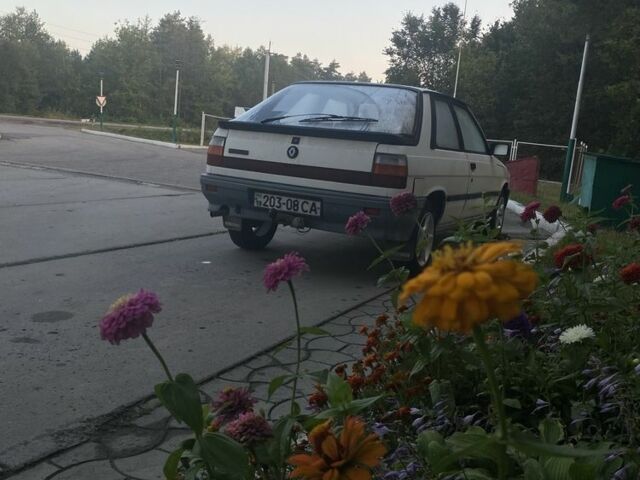 Белый Рено 11, объемом двигателя 1.4 л и пробегом 257 тыс. км за 1140 $, фото 1 на Automoto.ua