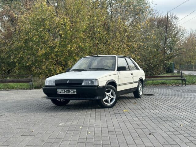 Белый Рено 11, объемом двигателя 1.5 л и пробегом 240 тыс. км за 950 $, фото 1 на Automoto.ua