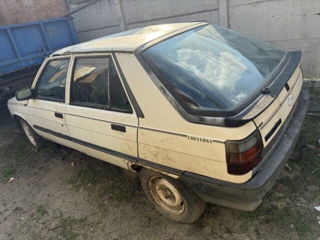 Белый Рено 11, объемом двигателя 1.9 л и пробегом 280 тыс. км за 201 $, фото 1 на Automoto.ua