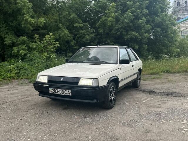 Белый Рено 11, объемом двигателя 1.4 л и пробегом 270 тыс. км за 1250 $, фото 1 на Automoto.ua