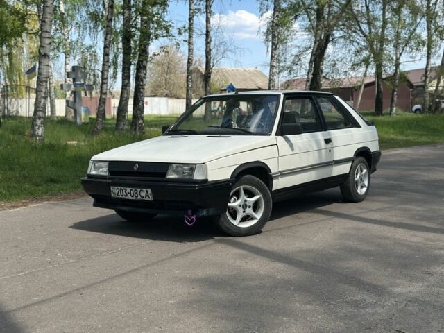 Белый Рено 11, объемом двигателя 1.5 л и пробегом 267 тыс. км за 1100 $, фото 1 на Automoto.ua