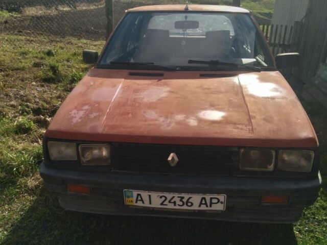 Красный Рено 11, объемом двигателя 1.7 л и пробегом 280 тыс. км за 350 $, фото 1 на Automoto.ua