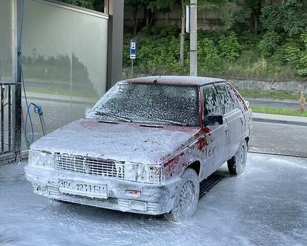 Красный Рено 11, объемом двигателя 1.8 л и пробегом 135 тыс. км за 600 $, фото 1 на Automoto.ua