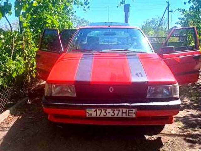 Красный Рено 11, объемом двигателя 1.6 л и пробегом 264 тыс. км за 1000 $, фото 1 на Automoto.ua