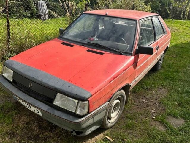 Красный Рено 11, объемом двигателя 1.4 л и пробегом 200 тыс. км за 288 $, фото 1 на Automoto.ua