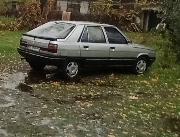 Серый Рено 11, объемом двигателя 1.6 л и пробегом 350 тыс. км за 300 $, фото 1 на Automoto.ua