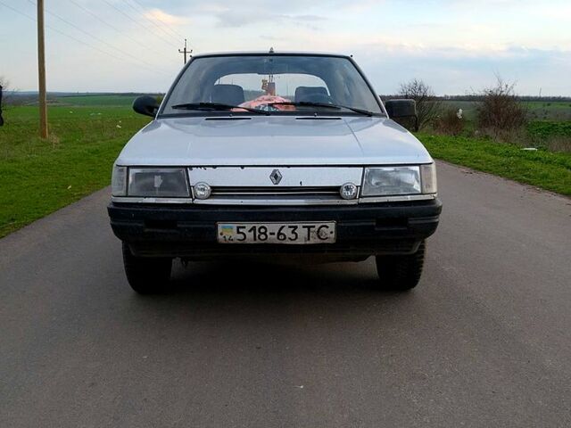 Серый Рено 11, объемом двигателя 16 л и пробегом 0 тыс. км за 1400 $, фото 1 на Automoto.ua