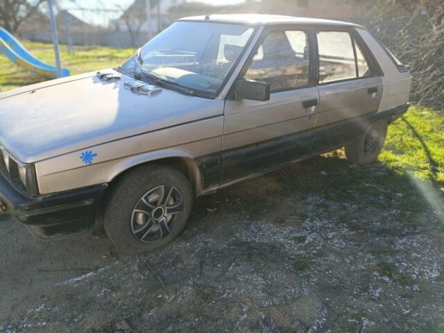 Сірий Рено 11, об'ємом двигуна 2 л та пробігом 245 тис. км за 310 $, фото 1 на Automoto.ua