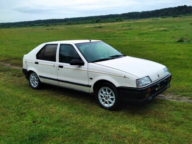 Белый Рено 19, объемом двигателя 1.7 л и пробегом 300 тыс. км за 1200 $, фото 1 на Automoto.ua