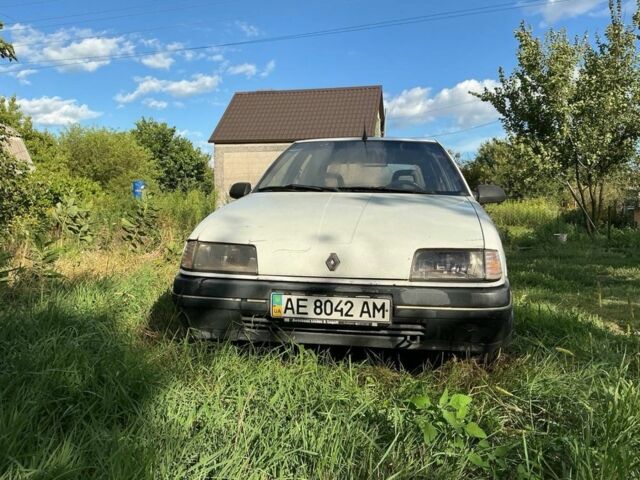 Белый Рено 19, объемом двигателя 1.4 л и пробегом 368 тыс. км за 552 $, фото 1 на Automoto.ua