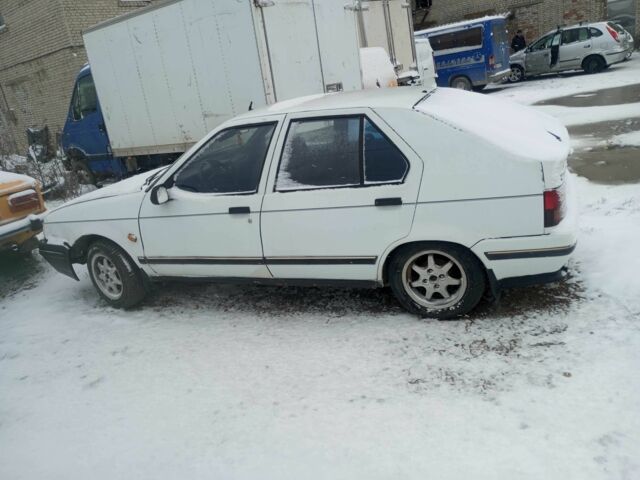 Белый Рено 19, объемом двигателя 1.6 л и пробегом 200 тыс. км за 437 $, фото 1 на Automoto.ua