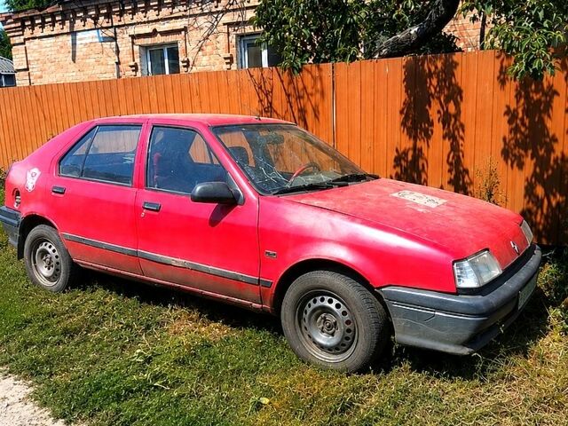 Красный Рено 19, объемом двигателя 1.9 л и пробегом 250 тыс. км за 700 $, фото 1 на Automoto.ua