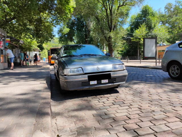 Серый Рено 19, объемом двигателя 1.4 л и пробегом 350 тыс. км за 999 $, фото 1 на Automoto.ua