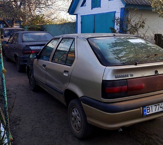 Серый Рено 19, объемом двигателя 1.7 л и пробегом 333 тыс. км за 800 $, фото 1 на Automoto.ua