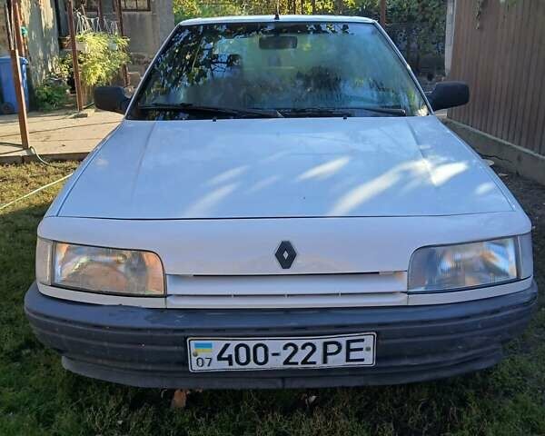 Белый Рено 21, объемом двигателя 1.7 л и пробегом 195 тыс. км за 1600 $, фото 1 на Automoto.ua
