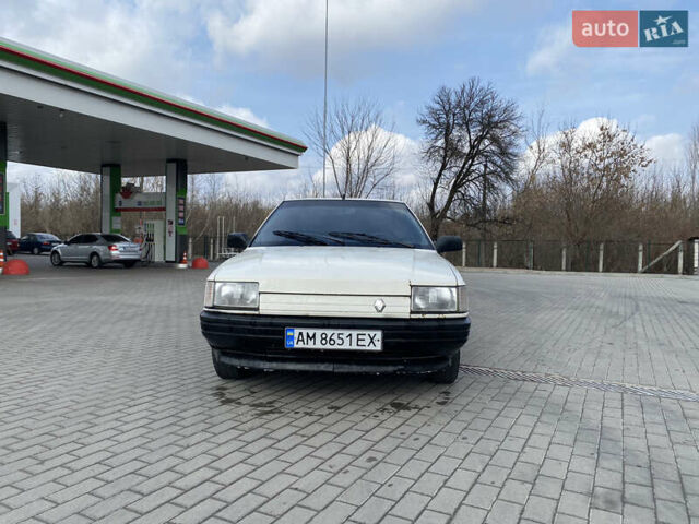 Белый Рено 21, объемом двигателя 1.7 л и пробегом 330 тыс. км за 750 $, фото 1 на Automoto.ua