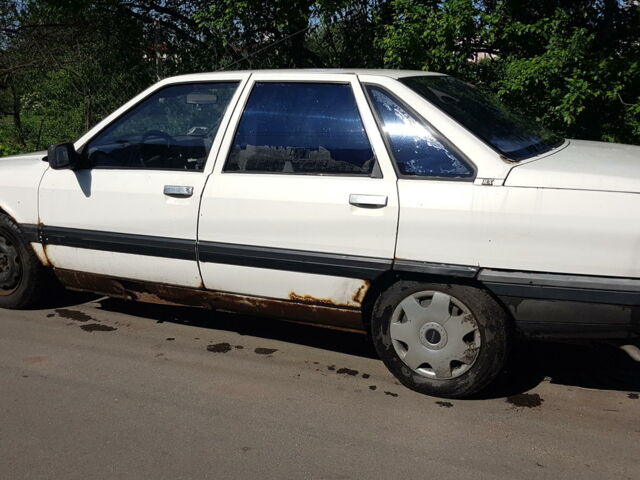 Белый Рено 21, объемом двигателя 2 л и пробегом 350 тыс. км за 17 $, фото 1 на Automoto.ua
