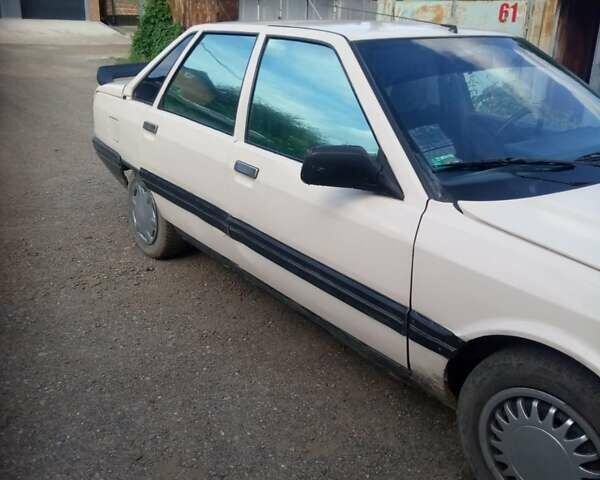 Белый Рено 21, объемом двигателя 1.7 л и пробегом 300 тыс. км за 950 $, фото 1 на Automoto.ua