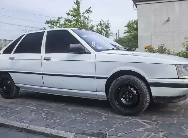 Белый Рено 21, объемом двигателя 1.7 л и пробегом 270 тыс. км за 1000 $, фото 1 на Automoto.ua