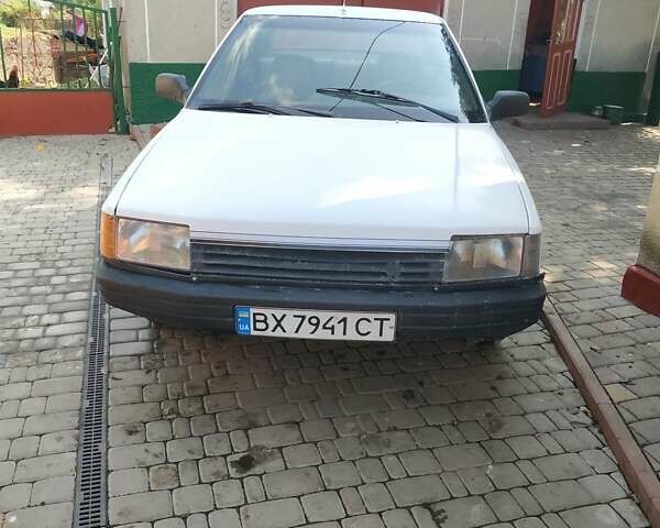 Белый Рено 21, объемом двигателя 1.7 л и пробегом 200 тыс. км за 500 $, фото 1 на Automoto.ua