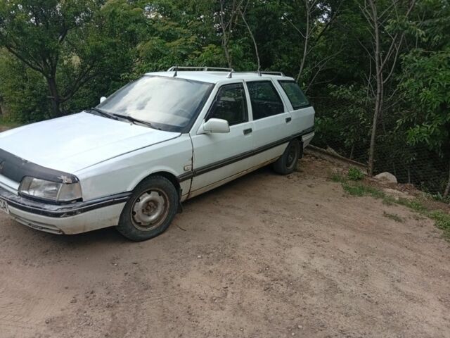 Белый Рено 21, объемом двигателя 1.7 л и пробегом 132 тыс. км за 639 $, фото 1 на Automoto.ua