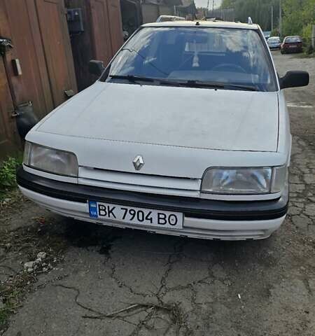 Белый Рено 21, объемом двигателя 1.72 л и пробегом 300 тыс. км за 1000 $, фото 1 на Automoto.ua