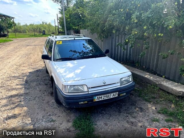 Белый Рено 21, объемом двигателя 2.1 л и пробегом 305 тыс. км за 800 $, фото 1 на Automoto.ua