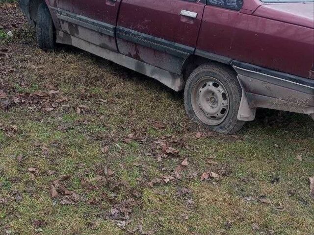 Красный Рено 21, объемом двигателя 1.7 л и пробегом 340 тыс. км за 617 $, фото 1 на Automoto.ua