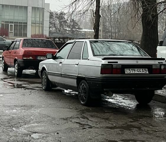 Серый Рено 21, объемом двигателя 1.7 л и пробегом 350 тыс. км за 677 $, фото 1 на Automoto.ua