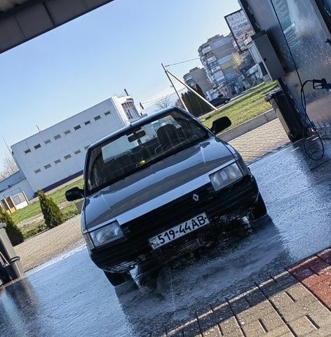 Серый Рено 21, объемом двигателя 1.7 л и пробегом 70 тыс. км за 23 $, фото 1 на Automoto.ua