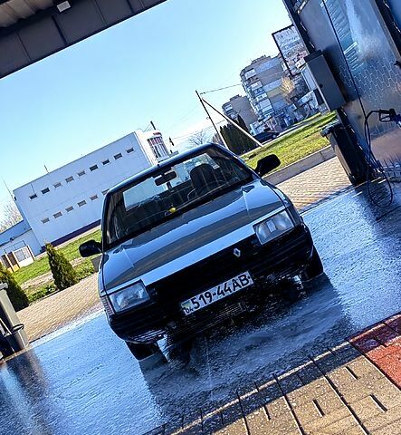 Серый Рено 21, объемом двигателя 1.7 л и пробегом 0 тыс. км за 450 $, фото 1 на Automoto.ua